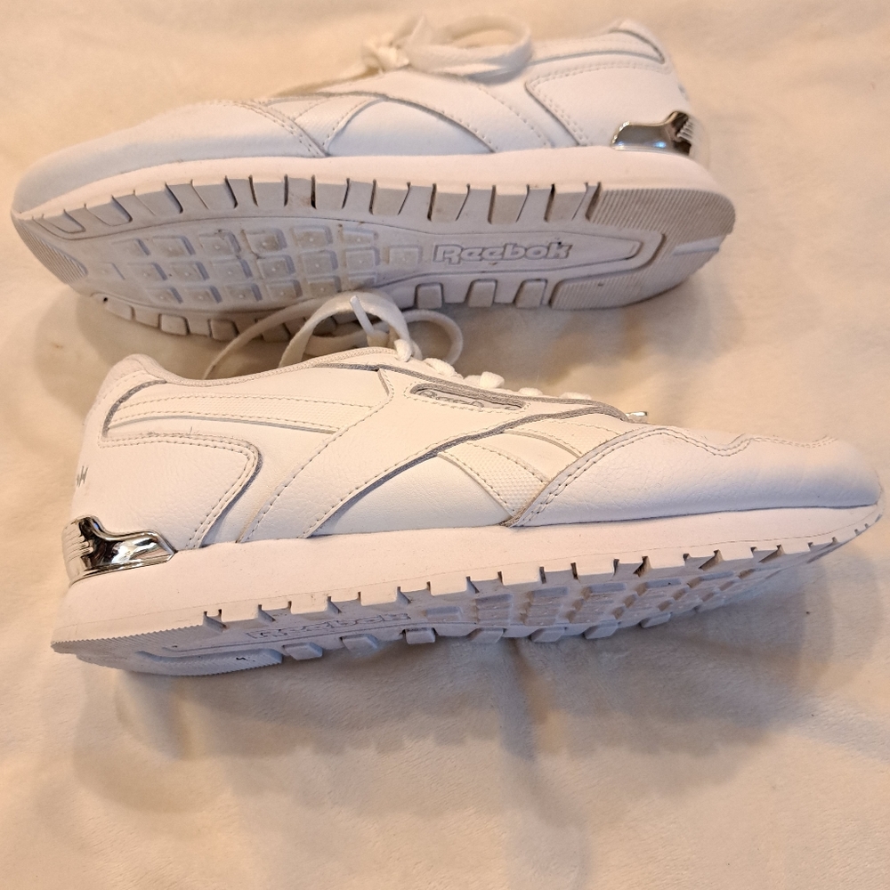 Womens Reebok Classics - Picture 2 of 3